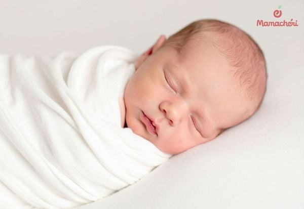 Những lợi ích khi quấn khăn cho trẻ sơ sinh ngủ