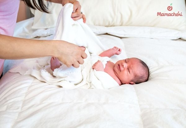 Hướng dẫn cách quấn khăn cho bé sơ sinh khi ngủ