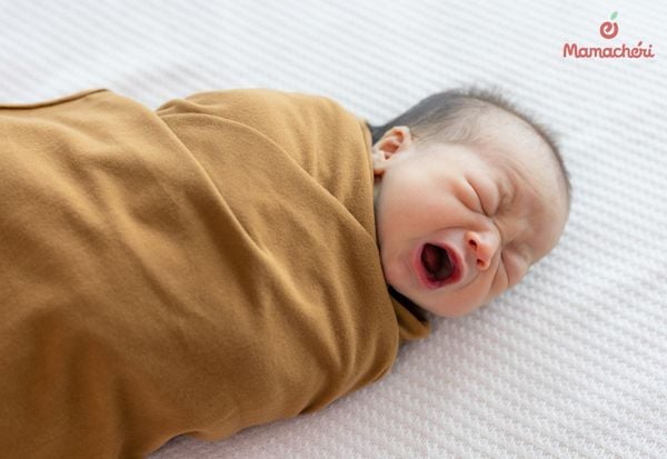 Tác hại khi quấn khăn cho trẻ sơ sinh khi ngủ