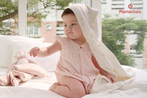 Bố mẹ nên chọn các mẫu quần áo vừa vặn với kích thước của bé