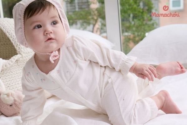 Bố mẹ nên mặc đồ nhanh chóng cho bé, phòng tránh nhiễm lạnh