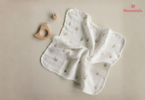 Khăn sữa là vật dụng thiết yếu luôn đồng hành cùng mẹ trong mọi bước chăm sóc bé