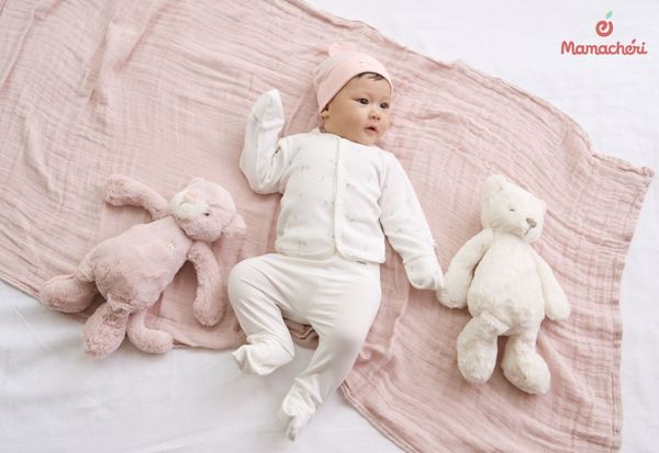 Nên để đầu bé thông thoáng khi ngủ trong phòng có nhiệt độ ổn định để con thoải mái hơn.