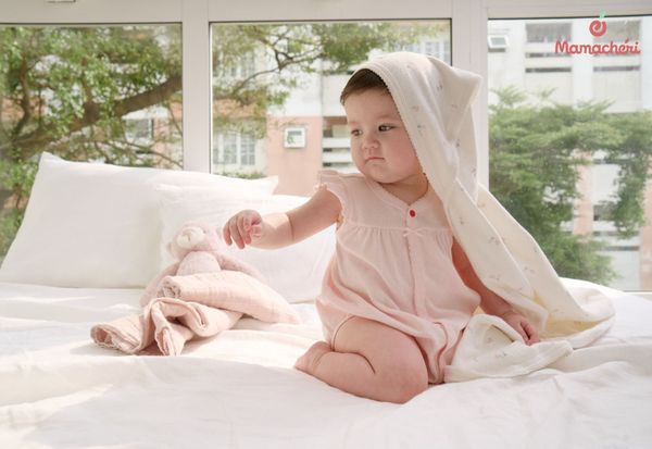Mamacheri nâng niu bé trong những chiếc khăn ủ mềm mại và an toàn.