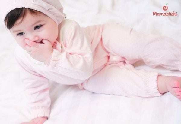 Quần áo đầy tháng cho bé sơ sinh là món quà tặng đầy tháng hợp lý
