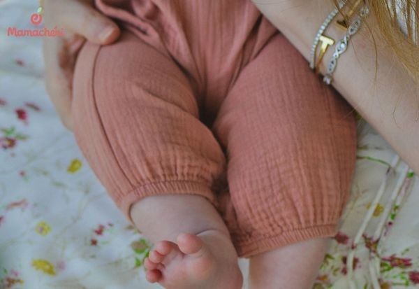 Mặc quần cho bé sơ sinh có những ưu điểm gì