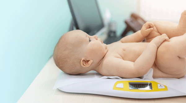 Cân nặng của bé không thay đổi dù bú đủ sữa là dấu hiệu trẻ không hấp thụ sữa