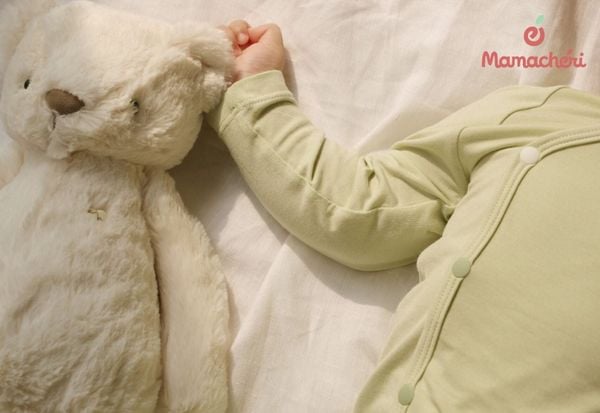 Bố mẹ nên cho bé mặc quần áo mềm mại, thoáng mát