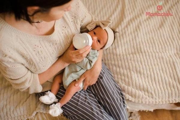 Bố mẹ hãy đảm bảo trẻ được bú đủ lượng sữa cần thiết vào ban ngày