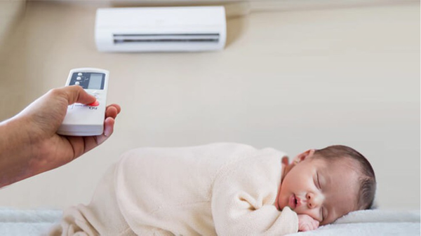 Mẹ nên chỉnh điều hòa không thổi gió trực tiếp vào bé