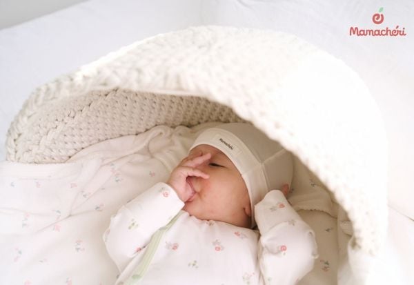 Lựa chọn trang phục phù hợp giúp trẻ sơ sinh 1 tháng tuổi luôn thoải mái và an toàn.