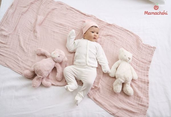 Sử dụng bao tay, bao chân giúp ổn định thân nhiệt và ngăn bé tự làm trầy xước da mặt.