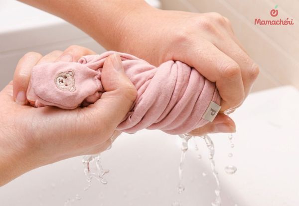 Vắt quần áo đúng cách giúp trang phục của bé nhanh khô và giữ độ bền vải