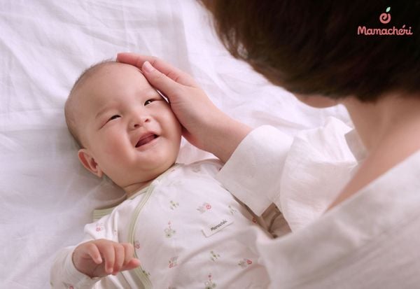 Quy trình giặt đồ sơ sinh tỉ mỉ giúp bảo vệ làn da và giữ độ bền cho trang phục của bé.