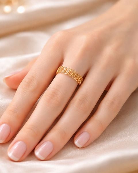 Mẫu nhẫn nữ đính đá kết hợp hình dáng đồng tiền mang lại vẻ đẹp hiện đại và tài lộc