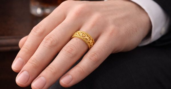 Các bước vệ sinh nhẫn kim tiền vàng tại nhà bằng bàn chải mềm để giữ độ sáng bóng