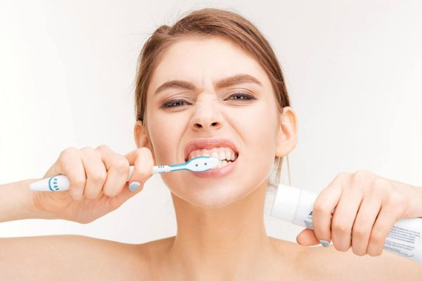 Cách đánh trắng răng