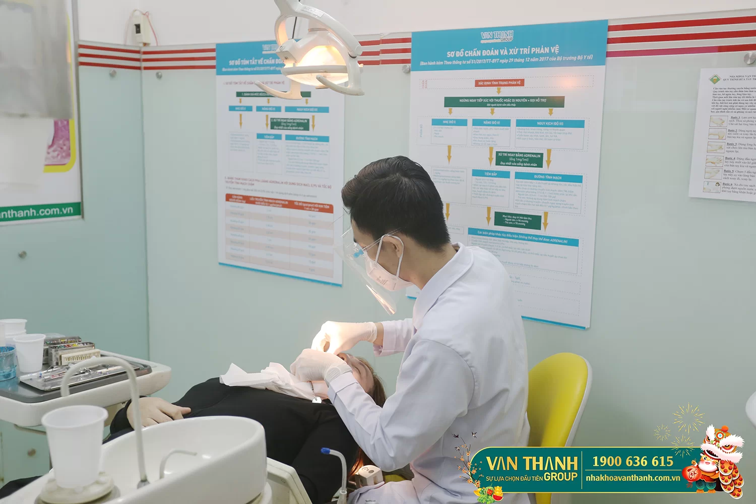 Khách hàng điều trị tại Nha Khoa Vạn Thành