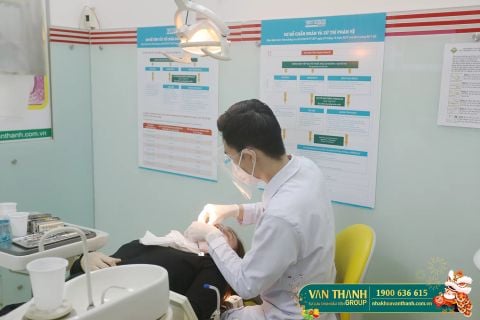 Khách hàng điều trị tại Nha Khoa Vạn Thành