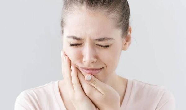 nhổ răng khôn mọc lệch có đau không