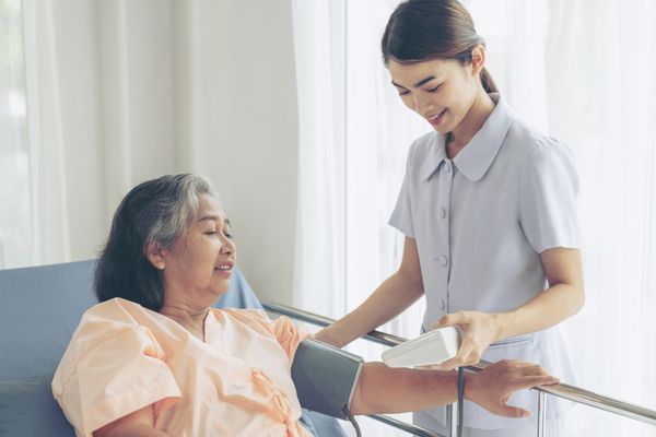 khám sức khỏe cho người cao tuổi