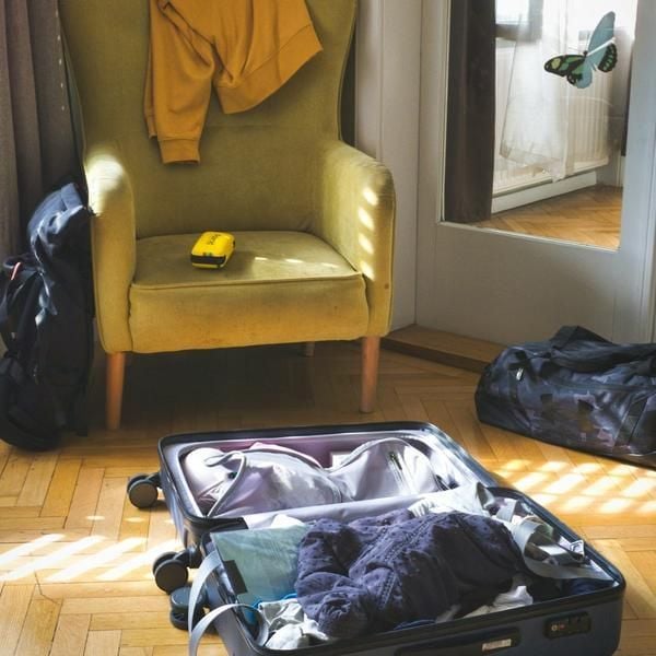 vali chứa quần áo chuẩn bị cho chuyến đi