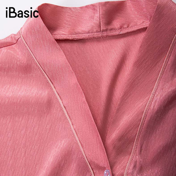 Cận cảnh cổ áo và bề mặt satin xước iBasic HOMW049