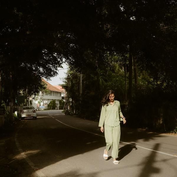 cô gái mặc bộ đồ dáng pyjama đi dạo ngoài trời