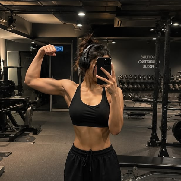 cô gái tập gym pose dáng