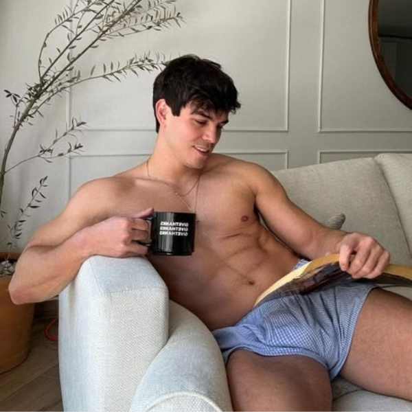 nam mặc quần boxer shorts dáng rộng thư giãn ở nhà