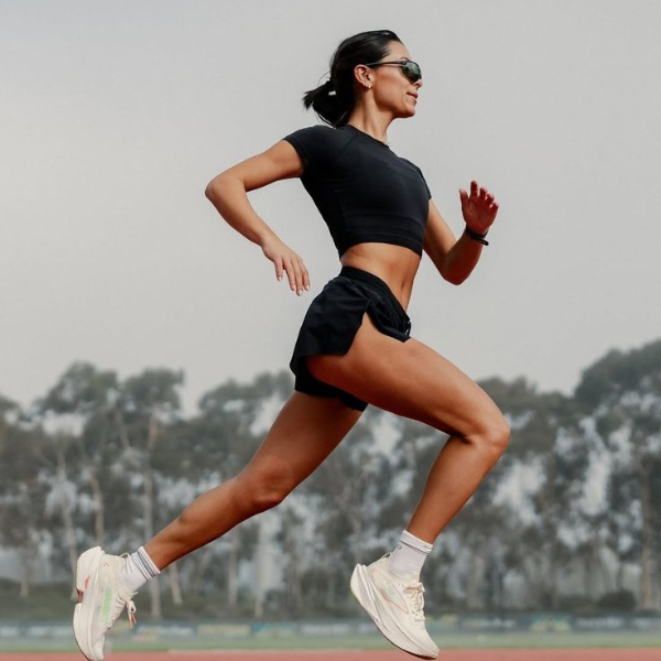 cô gái chạy bộ cardio