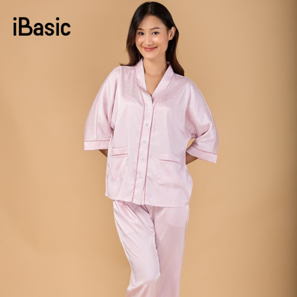 cô gái mặc pajama