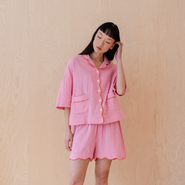 cô gái mặc pyjama với quần short