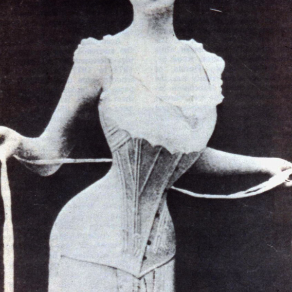 người phụ nữ thế kỷ 20 mặc corset siết eo quá mức