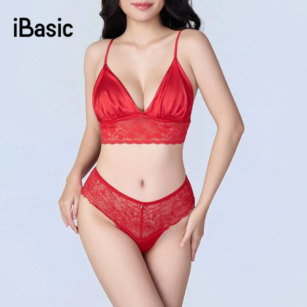 cô gái mặc quần lót mới mua