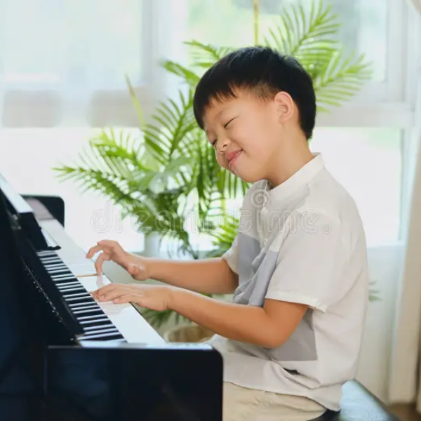 bé trai vui vẻ