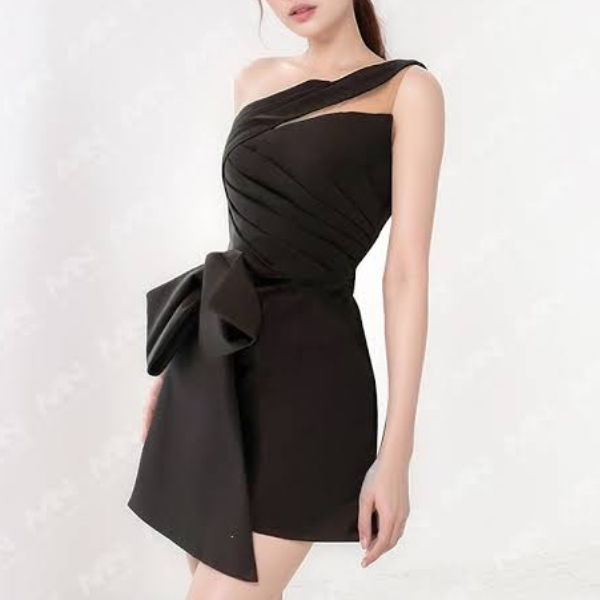 nữ mặc váy được tôn dáng với shapewear
