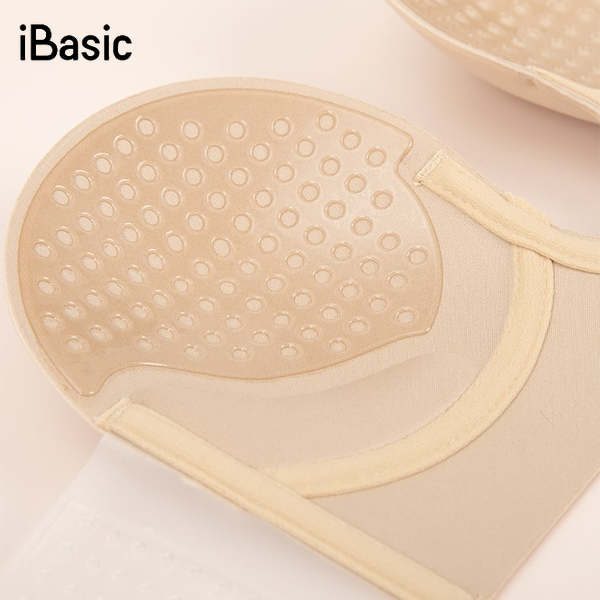cận cảnh mặt trong miếng dán silicon với các chấm keo và viền vải, cho thấy rõ lớp bám da