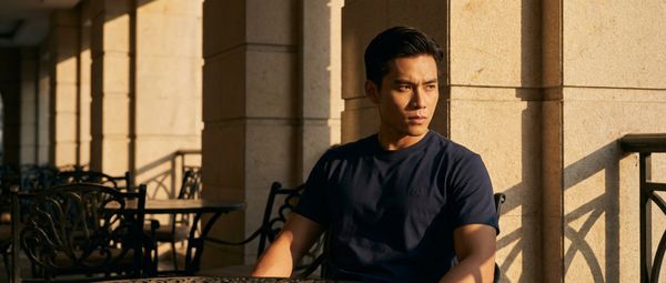 Calvin Klein Easy Monogram Tee: Tinh Hoa Tối Giản Cho Quý Ông Modern Smart-Casual