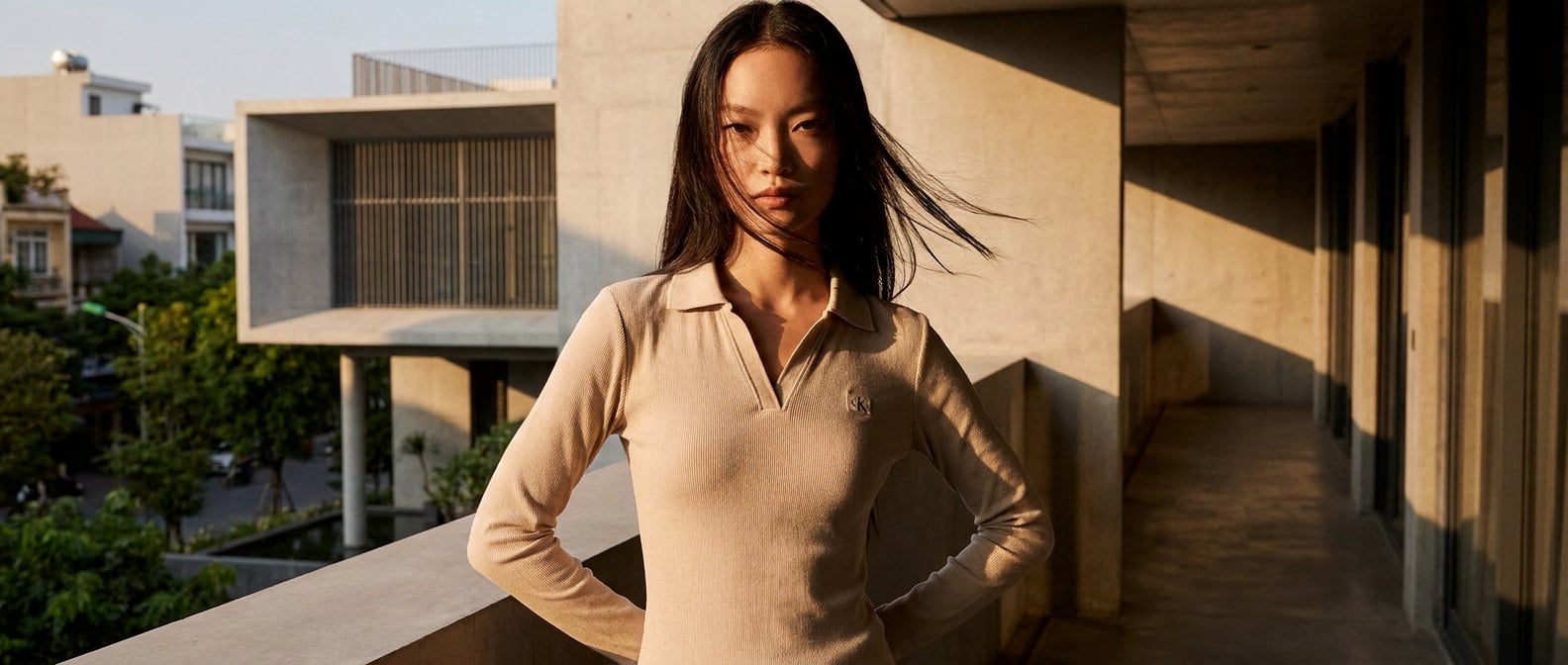 Xu Hướng Minimalism 2026: Đỉnh Cao Phối Đồ Sporty Chic Với Calvin Klein Woven Monologo