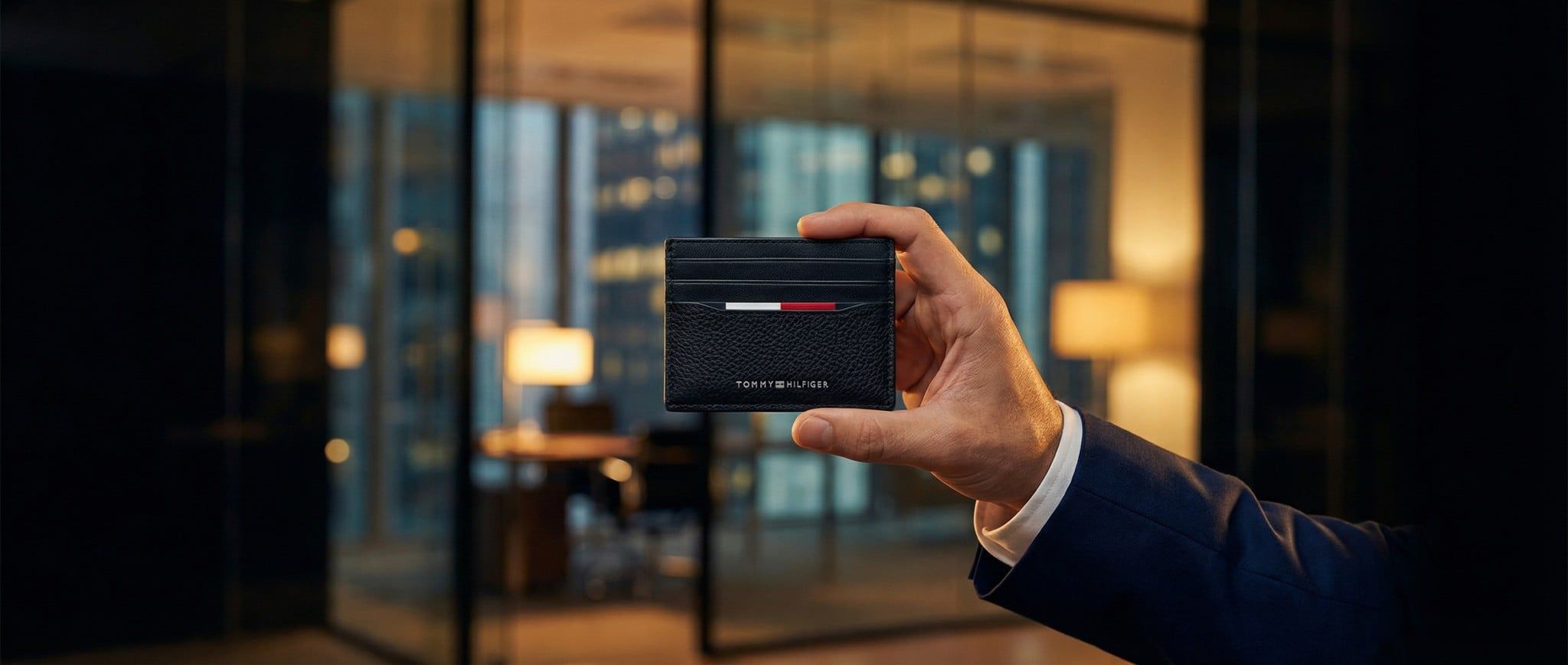 Business Casual: Định Nghĩa Lại Sự Lịch Lãm Qua Những Chi Tiết 'Ẩn'