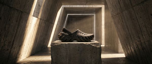 Kiến Trúc Dưới Bàn Chân: Vẻ Đẹp Điêu Khắc Của Crocs Echo