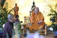HÒA THƯỢNG GIỚI ĐỨC (BÚT HIỆU MINH ĐỨC TRIỀU TÂM ẢNH) TẶNG SÁCH THƯ VIỆN