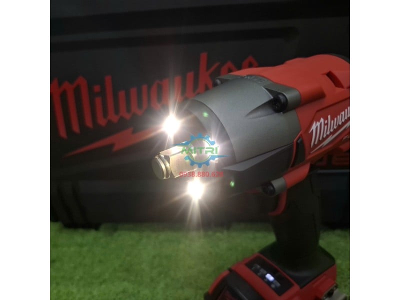 3 đèn LED Milwaukee M18 FMTIW2F12 hỗ trợ làm việc trong góc tối
