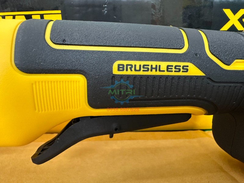 Chi tiết thân máy DeWalt DCG408N có chữ Brushless