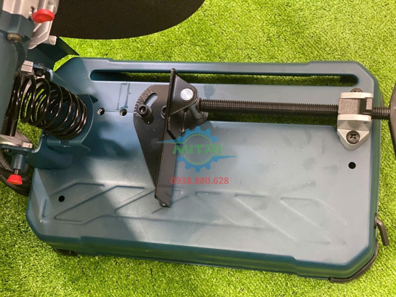 Bàn đế kẹp vật liệu máy cắt sắt Bosch GCO 14-24 giúp cố định phôi khi cắt