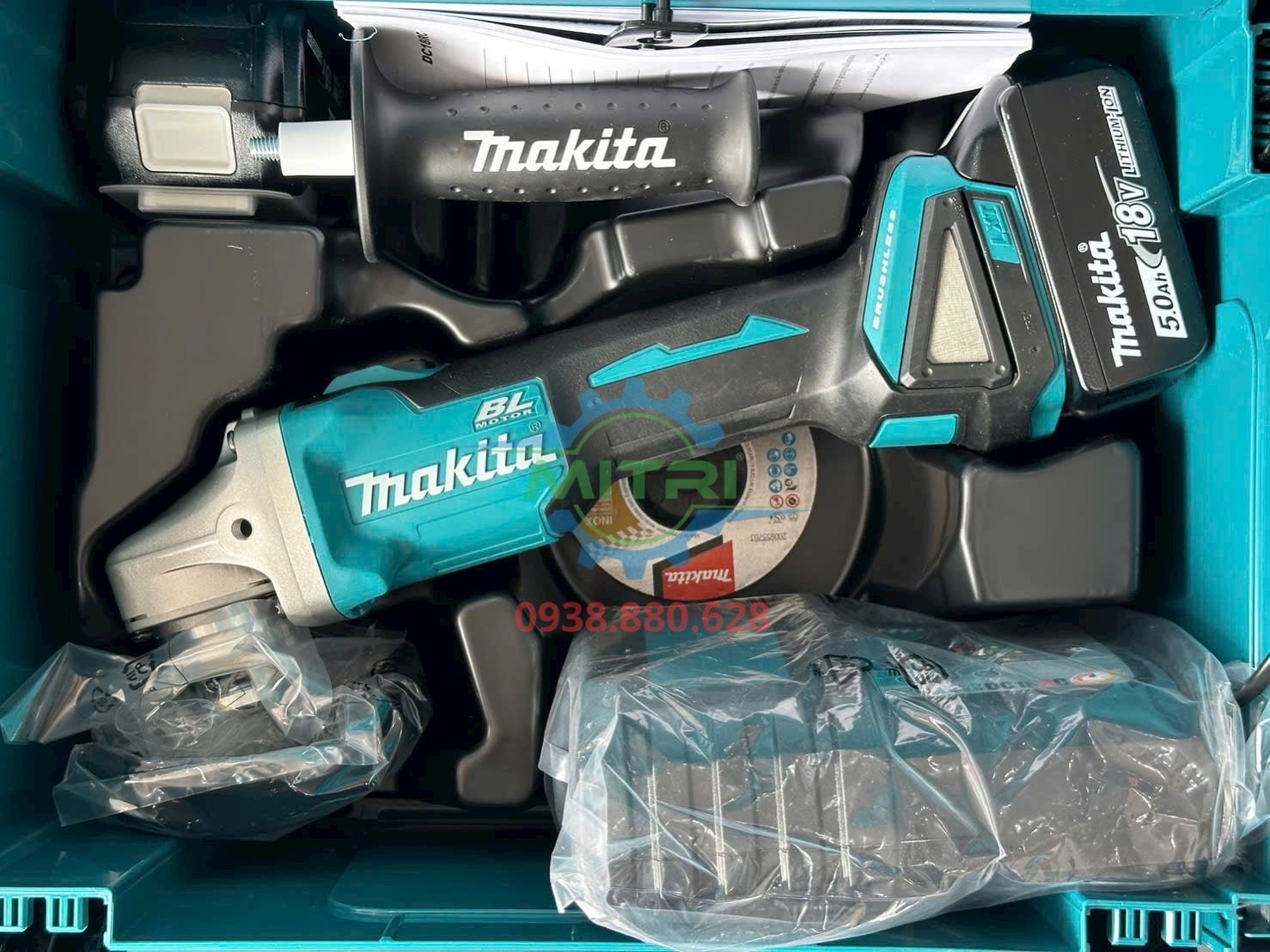 Bên trong hộp Makpac máy mài cắt pin Makita DGA404RTJ2 đầy đủ phụ kiện