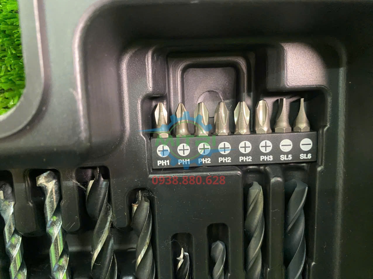 Bộ Máy khoan búa Makita M8103KX2B và phụ kiện đi kèm