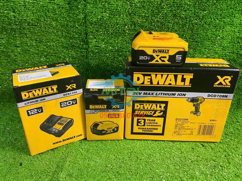Bộ máy khoan DEWALT DCD709N thực tế kèm hộp pin 5Ah và sạc