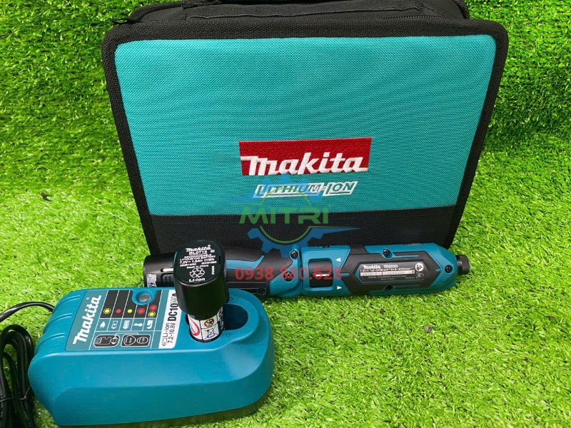 Bộ máy vặn vít Makita TD022DSE 7.2V trưng bày cùng pin sạc và phụ kiện